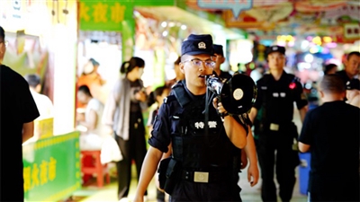 近期，鹽池縣公安局各派出所大力開展“見警察、見警燈、見警車”夏季治安隱患集中清查整治行動(dòng)。
    本報(bào)通訊員 劉華 攝