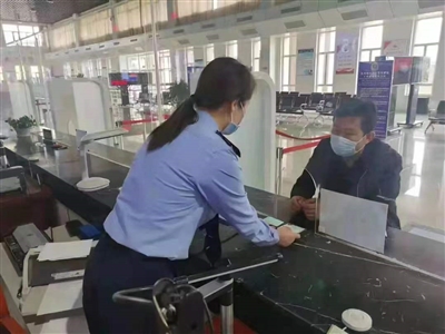 市民在銀川市機動車輛管理所辦理業(yè)務。交警供圖