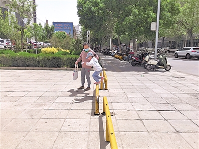 <p>　　光明廣場(chǎng)入口處安裝了欄桿。</p>