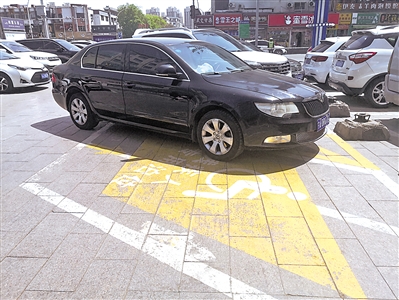 <p>　　銀川溫州商城門口停車場(chǎng)殘疾人專用泊位被占用。</p>