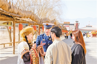     寧夏機(jī)動(dòng)隊(duì)伍在鎮(zhèn)北堡影城開(kāi)展直播活動(dòng)。