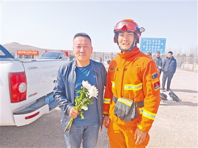     寧夏機(jī)動(dòng)隊(duì)伍勸導(dǎo)在白芨灘保護(hù)區(qū)祭祀的群眾。