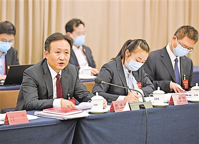 連日來，參加中國(guó)共產(chǎn)黨第二十次全國(guó)代表大會(huì)的寧夏代表認(rèn)真學(xué)習(xí)討論黨的二十大報(bào)告。   本報(bào)記者 左鳴遠(yuǎn) 攝