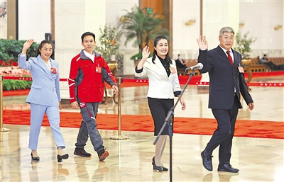10月22日，楊彥鋒、宋學(xué)文、祁洪芳、李紹杰代表（自左至右）步入黨的二十大“黨代表通道”。新華社發(fā)
