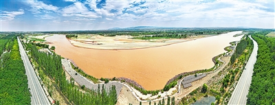 黃色——寧夏作為全國(guó)唯一一個(gè)全境屬于黃河流域的省份，把保障黃河長(zhǎng)治久安作為重中之重，實(shí)施河道和灘區(qū)綜合治理工程，推進(jìn)水資源節(jié)約集約利用，統(tǒng)籌推進(jìn)生態(tài)保護(hù)修復(fù)和環(huán)境治理，努力建設(shè)黃河流域生態(tài)保護(hù)和高質(zhì)量發(fā)展先行區(qū)。 本報(bào)記者 王猛 攝