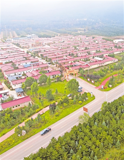     依托六盤山國家森林公園、老龍?zhí)毒皡^(qū)等生態(tài)資源，涇源縣大力發(fā)展農(nóng)家樂，帶動(dòng)村民增收致富。