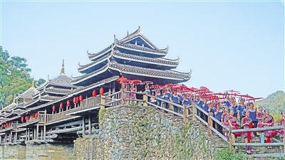     8月26日，三江侗族自治縣程陽八寨景區(qū)。程陽八寨位于三江侗族自治縣林溪鎮(zhèn)，立足中國侗族原生態(tài)旅游資源，通過旅游銷售油茶、茶葉、侗族工藝品等提高群眾收入。