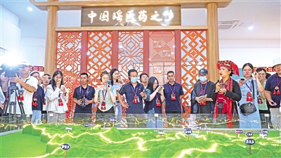     8月24日，記者一行走進“中國瑤醫(yī)藥之鄉(xiāng)”廣西來賓市金秀瑤族自治縣。