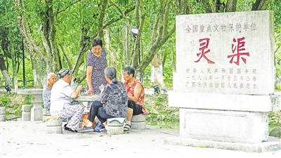     靈渠位于廣西壯族自治區(qū)桂林市興安縣，全長36.4公里，是連接長江流域和珠江流域的一條古代運河。水清岸綠渠暢景美，每年吸引游客100多萬人次。