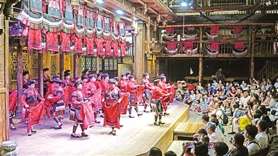     8月27日，在廣西桂林市龍勝各族自治縣龍脊鎮(zhèn)黃洛瑤寨，紅瑤姑娘表演曬紅衣，紅瑤梳長發(fā)等特色活動。黃洛瑤寨共有83戶，348人，獲評“首批中國少數(shù)民族特色村寨”。
