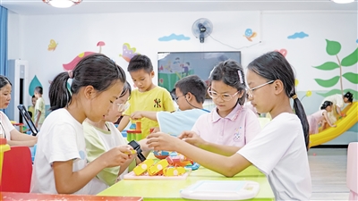     柳州市三江侗族自治縣古宜鎮(zhèn)南站社區(qū)兒童活動室，小朋友在玩游戲。